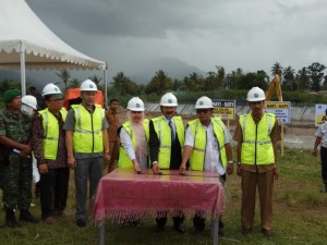 PEMBANGUNAN SARANA DAN PRASARANA PENGENDALIAN BANJIR DAN SENTIMEN BATANG BANGKO SOLOK SELATAN DI LAUNCHING