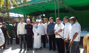 WAGUB SERAHKAN HEWAN KURBAN DARI JOKOWI