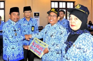 WABUP SERGAI SERAHKAN SK KENAIKAN PANGKAT DAN SK CPNS