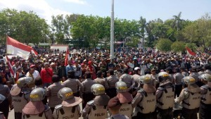 RIBUAN WARGA EKS TIMOR-TIMUR MELAKUKAN AKSI UNJUK RASA DI KOTA KUPANG