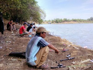 WARGA KECEWA, IKAN YANG DIJANJIKAN DEDI MULYADI TAK KUNJUNG DATANG