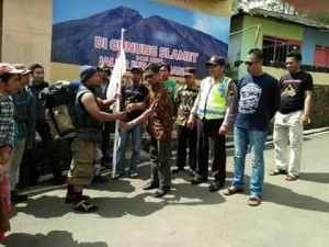 SUGONDO MELEPAS PESERTA PENDAKIAN SUMPAH PEMUDA GUNUNG SLAMET