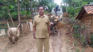 KADES GAPURA BLUSUKAN PANTAU PROYEK DANA DESA