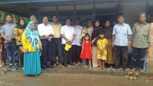 ANGGOTA DPR RI FRAKSI GOLKAR H. JOHN KENEDY AZIS,SH KUNJUNGI BAYI PENDERITA TUMOR DI PASAMAN