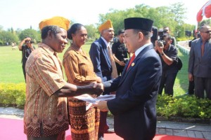 GUBERNUR FRANS PIMPIN UPACARA HARI PAHLAWAN TERAKHIR