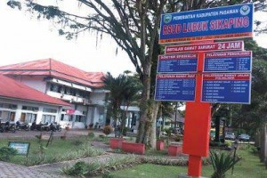 MASYARAKAT MENGELUH PADA BAGIAN PENGAMBILAN TIKET ANTRIAN PASIEN DI RSUD LUBUK SIKAPING
