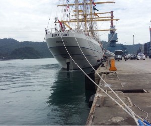 TIBA DI TELUK BAYUR, KRI BIMA SUCI DISAMBUT MERIAH WARGA PADANG
