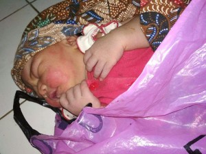 BAYI DI BUANG DI MUSHOLA DESA KAJENENGAN