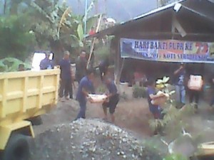 DALAM RANGKA HUT PUPR Ke 72 TAHUN DINAS PU KOTA SAWAHLUNTO LAKUKAN AKSI BEDAH RUMAH UNTUK 2 KARYAWAN PU