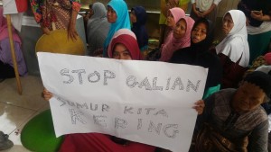 WARGA DESA PURANA TUNTUT STOP GALIAN KARENA SUMUR KERING