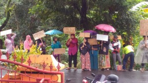 Di Tengah Hujan Deras Warga Demo Penolakan Tambang Wisnu