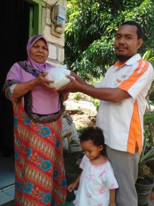 Warga Kupang Dapat Paket Gizi Ziswaf