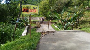Longsor Dua Titik Di Jalan Raya Majakerta Belum Di Perbaiki