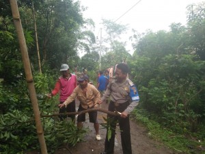 BABIN POLSEK RANDUDONGKAL BANTU WARGA KERJABAKTI