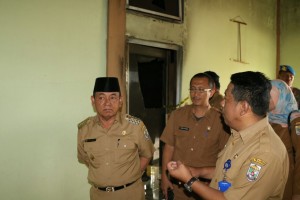 BUPATI HM. HARRIS TINJAU PUSKESMAS II KERINCI BARAT YANG TERBAKAR