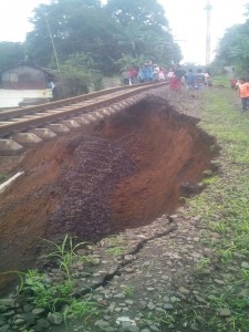 JALUR KERETA API BOGOR – SUKABUMI ATAUPUN SEBALIKNYA UNTUK SEMENTARA INI TIDAK BISA BEROPERASI