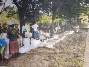 Tanggul Ciherang Meluap Masyarakat yang Peduli Gotong Royong Di Kampung  Karanding Di Desa Sukajadi Kab.Bekasi