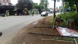 Pamwas Kabupaten Pemalang Tertibkan Alat Peraga Kampanye