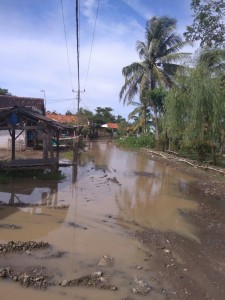 Jalan Hancur Di Desa Batu Raden