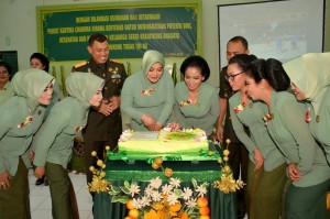 Pemotongan Tumpeng Warnai HUT ke 72 Persit KCK Koorcab Rem 161 Wira Sakti