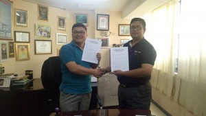 Bapak Edi Swandi,SH. Selaku direktur PT. Sains Solusi Global Serah Terima MOU Kepada Bapak Andry Budianto Salim