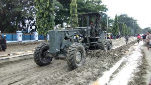 Satuan Zipur Kodam XVII/Cend Bekerja Keras Membantu Normalisasi Jalan