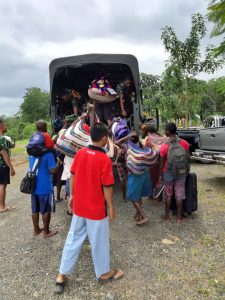 Anggota Yonif RK 751/VJS Mengevakuasi Korban Bencana Alam Ke Posko Yonif RK 751/VJS