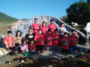Warga Thionghoa Melakukan Sembahyang Kubur Cengbeng