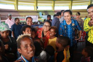 Menteri Yohana Pulihkan Trauma Perempuan dan Anak Korban Banjir Sentani