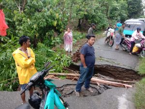 Jalan Desa Tangkoro Lintas Kab Sidrap Terputus “Dinas PU Kab Wajo Diminta Turun Tangan”