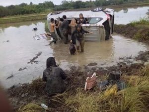 PENUMPANG MOBIL DAIHATSU XENIA BERMANDIKAN LUMPUR ,SAAT MOBIL TERJUNG KESAWAH KETIKA HENDAK MUDIK KE PALOPO
