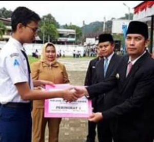 PEMKO SAWAHLUNTO GELAR UPACARA HARI LAHIR PANCASILA DAN BERI PENGHARGAAN KEPADA SISWA BERPRESTASI