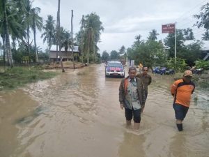 AKIBAT BANJIR,AKSES JALAN POROS WAJO-MAKASSAR TERPUTUS,Kasat Lantas Wajo Minta Pengendara Waspada