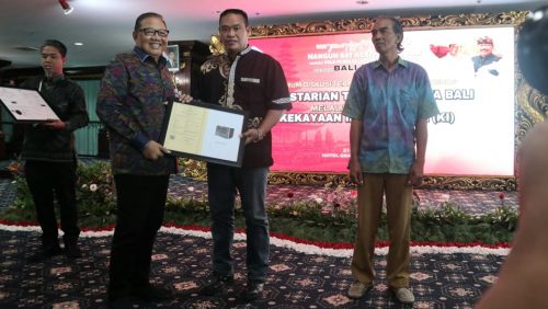 Menteri Koperasi dan UKM, Puspayoga Berikan Sertifikat HAKI Kepada Perajin Asal Bali