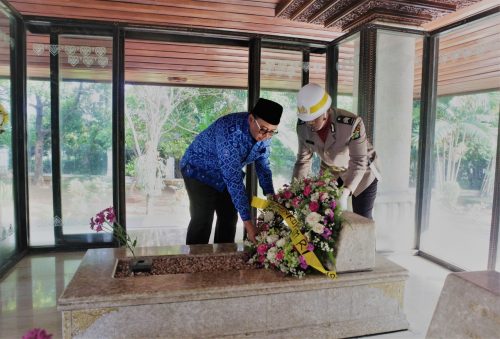Sekretaris Kementerian Koperasi dan UKM Pimpin Acara Ziarah Ke Makam Bung Hatta