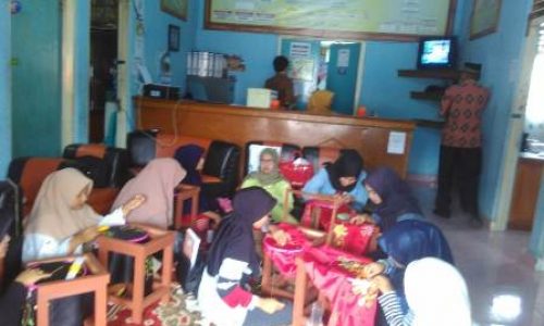 TINGKATKAN PEMBINAAN KETRAMPILAN MASYARAKAT,NAGARI PASIE LAWEH GELAR PELATIHAN SULAMAN BENANG EMAS KEPALO SAMEK