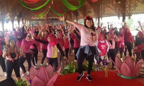 Senam Zumba Bergoyang di Taman Teratai Indah