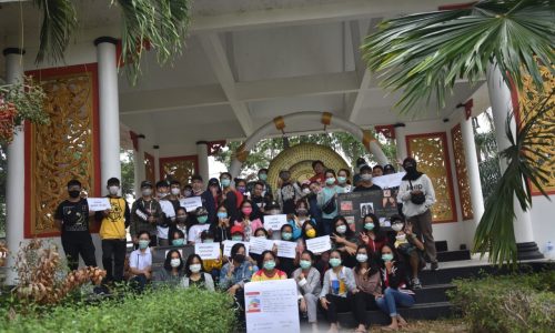 Pemuda – pemudi kota Singkawang bagi – bagi masker