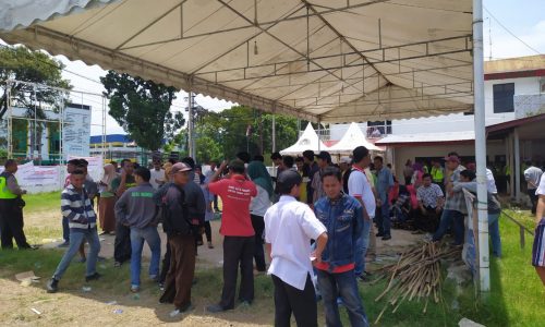 Unjuk rasa di depan kantor DPD partai Gerindra Sumatera Barat