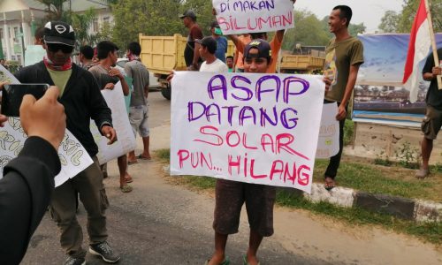 Susah mendapatkan solar, Asosiasi supir truk demo depan kantor DPRD kota Singkawang