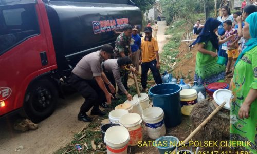 Polsek Cijeruk salurkan air bersih untuk warga desa Cibalung