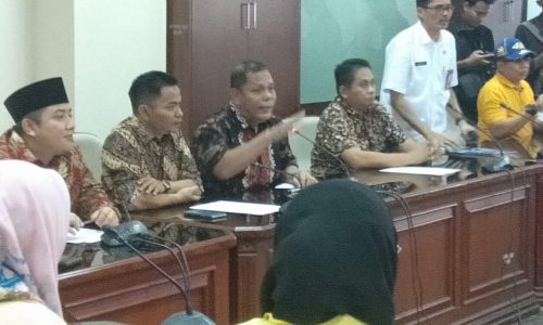 Unjuk rasa Mahasiswa, di depan Kantor DPRD Provinsi Sumatera barat berbuah manis