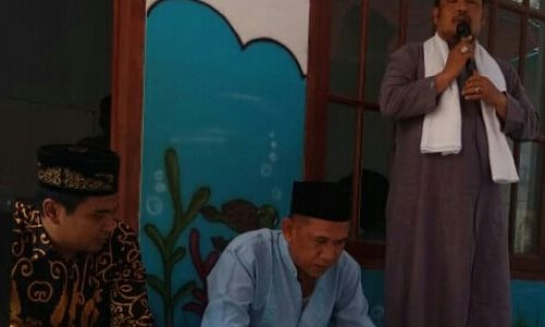 Kades setialaksana Rohmat.HT memberikan santunan anak yatim, di Madrasah Al – Barkah