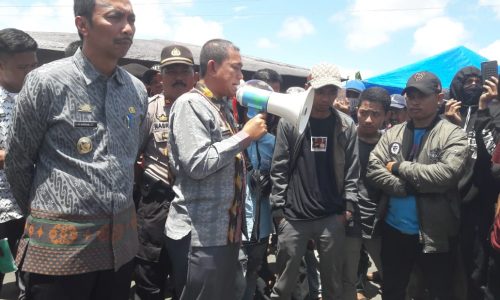 Bupati Wajo menemui Pengunjuk rasa di Ciromani Kecamatan Keera hari ini