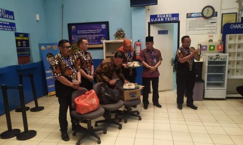 Jumat Barokah, Satpas 1221 Depok Bagikan Nasi Bungkus Kepada Para Pemohon SIM