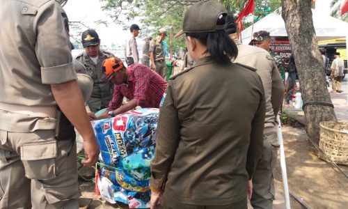 Polsek Kalideres bersama Satpol PP Gelar Penertiban PKL di Sepanjang Jalan Daan Mogot.