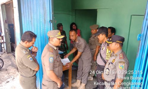 Kanit Binmas Polsek Cengkareng Iptu Wiyanto SH, bersama Pak Moko kasie Pemerintahan Rawa Buaya gelar operasi yustisi.