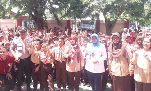 Bentuk Kepedulian Polsek Cengkareng dan Sudin Catatan sipil Jakarta Barat kepada Siswa Siswi Sekolah Dasar berikan 451 kia gratis