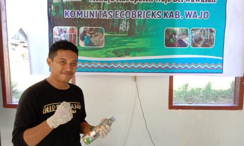 Inisiator Ecobrick Wajo melakukan sosialisasi bersama siswa SMA 14 Wajo tentang penanganan sampah plastik.