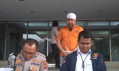 Subdit Jatanras PMJ tangkap IL tersangka plat mobil palsu B 1 RI, kepemilikan Sajam dan gelar profesor palsu